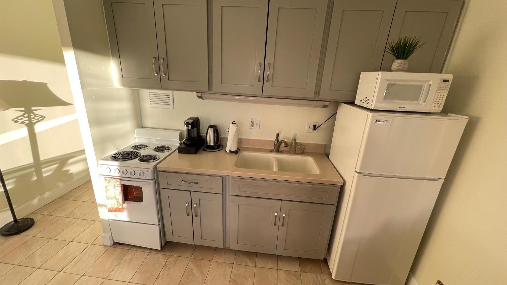 Tropical Studios At Marine Surf Waikiki - Free Parking - Best Location - Full Kitchen - Swimming Pool Honolulu Exterior foto